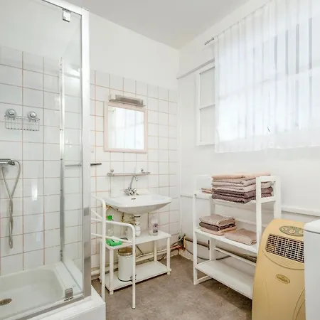 A Villeneuve-les-avignon, 45m², Balcon Apartment
